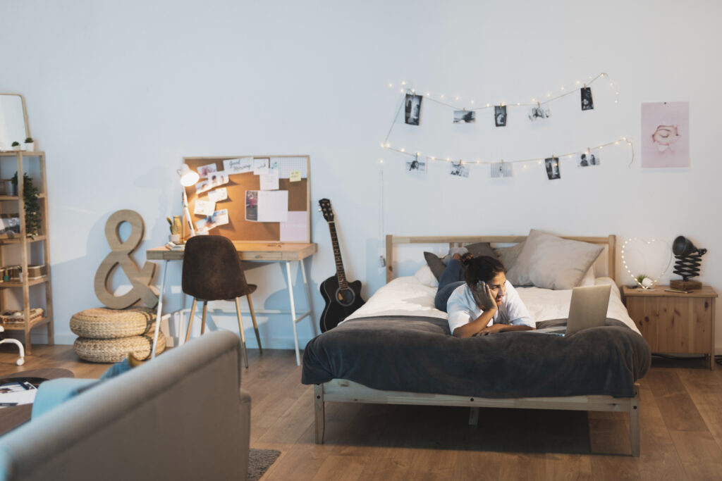 woman staying bed looking laptop 1